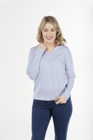 ESSENTIAL VEE NECK PULLOVER