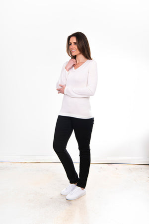 ESSENTIAL VEE NECK PULLOVER