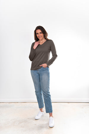 ESSENTIAL VEE NECK PULLOVER