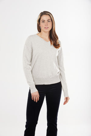 ESSENTIAL FASHION VEE NECK PULLOVER