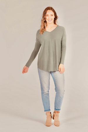 ESSENTIAL CURVED HEM VEE PULLOVER